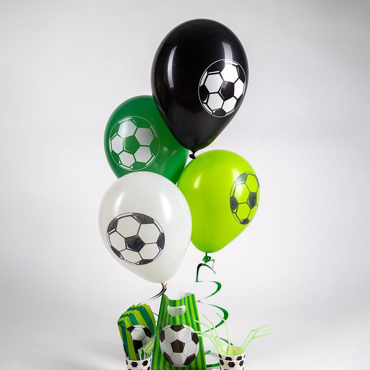 Set feestversiering | 8 ballonnen | 2 vlaggenlijnen 10 meter | thema Voetbal | Voordeelpakket